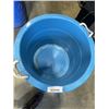 Image 2 : 4 FEED BUCKETS