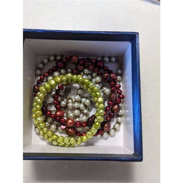 VINTAGE PEARLS NECKLACE AND MATCHING BRACELET SET, AND 3 COLOUR PEARL BRACELETS