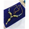 Image 2 : VINTAGE CONFETTI LUCITE CHOCKER NECKLACE
