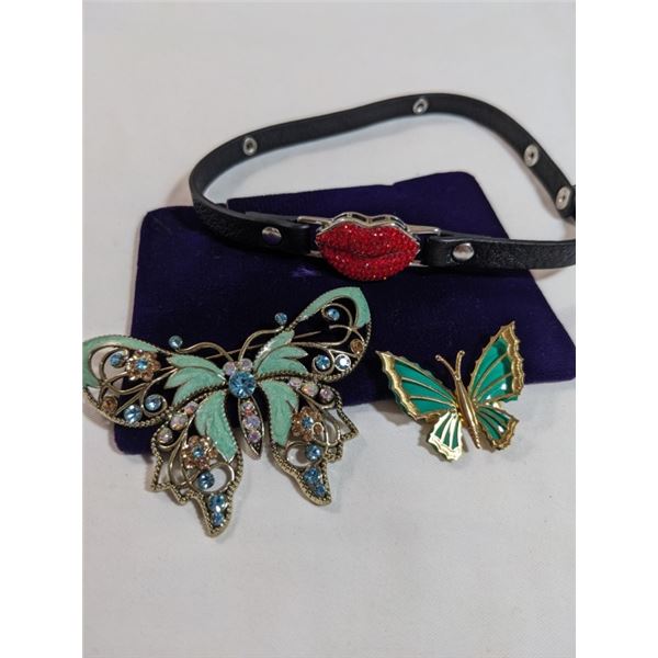 VINTAGE BLACK LEATHER CHOKER NECKLACE, TINE RED TONES LIP PENDANT AND 2 ENAMEL BUTTERFLY BROOCHES