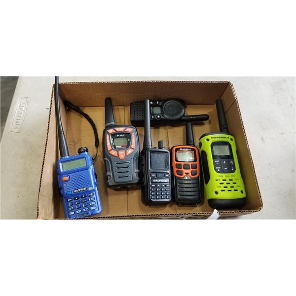 TRAY OF 6 WALKIE TALKIES. 2 FROM MOTOROLA, 2 FROM BAOFENG, 1 FROM COBRA, 1 FROM MIDLAND