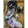 Image 3 : 2 BOXES OF GIRLS SHOES AND BOYS SLIPPERS