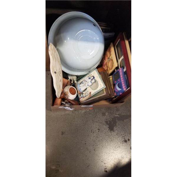 TRAY OF VINTAGE COLLECTIBLES