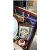 Image 2 : TRAY OF VINTAGE COLLECTIBLES