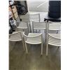 Image 4 : 7 STACKING OUTDOOR PATIO CHAIRS. 3 GRAY, 4 WHITE