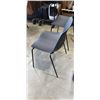 Image 3 : 4 BLACK STACKING CHAIRS