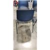 Image 5 : 4 BLACK STACKING CHAIRS