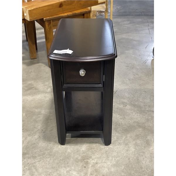 1 DRAWER NIGHTSTAND WITH DARK FINISH