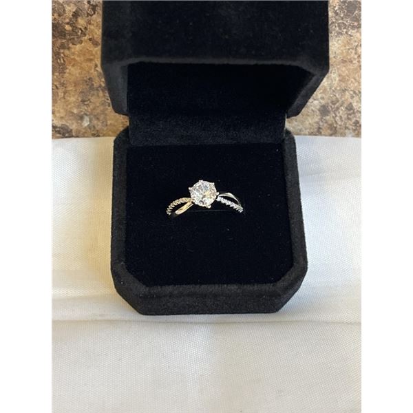 NEW S925 1.0CT SIMULATED DIAMOND (CZ) TWIST RING, RESIZEABLE, MOUNTED IN 925 STERLING SILVER W/ WHIT