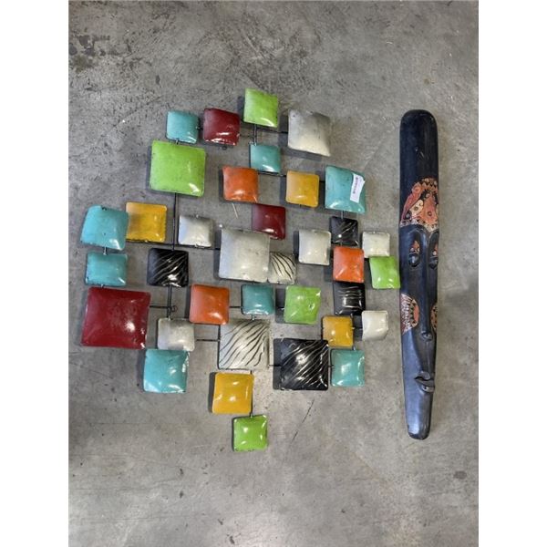 2 PCS OF WALL DECOR