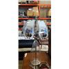 Image 2 : GLASS TABLE LAMP WITH GLASS SHADE AND DECORATIVE VINTAGE HAT LAMP