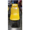 Image 2 : 4 YELLOW STACKING CHAIRS