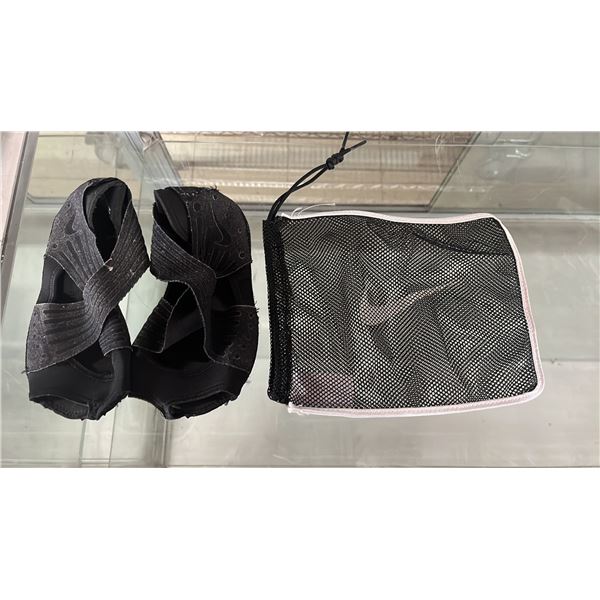 NIKE INDOOR STUDIO WRAPS C/W WASH BAG. LADIES 8