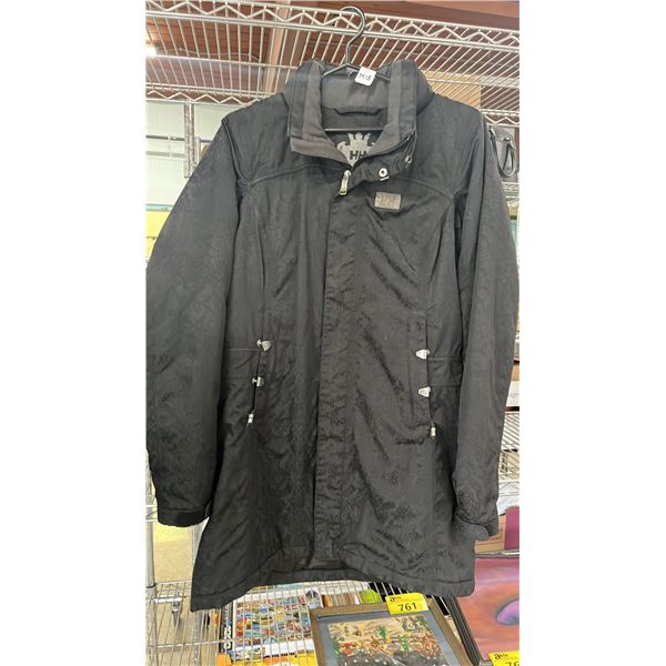 HELLY HANSEN JACKET C/W HOOD. APPROX. 28 IN FROM COLLAR TO HEM. LADIES M
