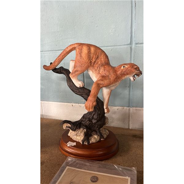 FRANKLIN MINT HAND PAINTED "THE DEFENDER" PORCELAIN MOUNTAIN LION WITH CERTIFICATE OF AUTHENTICITY