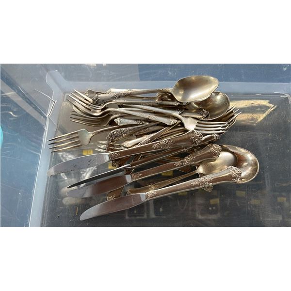 TOTE OF STATE HOUSE STERLING SILVER CUTLERY: APPROX. 805.6 G EXCLUDING KNIVES