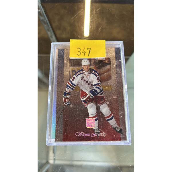 APPROXIMATELY 100 ASSORTED WAYNE GRETZKY HOCKEY CARDS