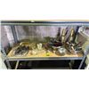 Image 1 : SHELF LOT OF ASSORTED KITCHEN ITEMS