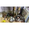 Image 2 : SHELF LOT OF ASSORTED KITCHEN ITEMS