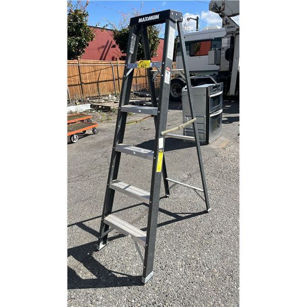 MAXIMUM 6FT FIBER GLASS STEP LADDER MINOR STABILITY RUNG DAMAGED