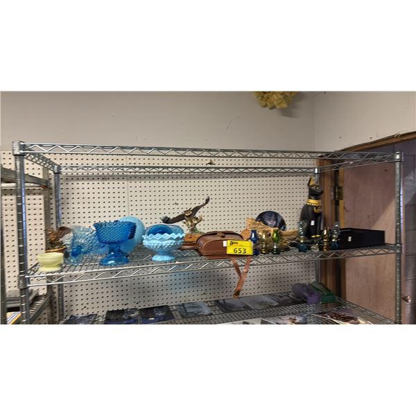 SHELF OF ASSORTED GLASSWARE AND COLLECTABLES