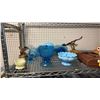 Image 2 : SHELF OF ASSORTED GLASSWARE AND COLLECTABLES