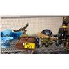 Image 3 : SHELF OF ASSORTED GLASSWARE AND COLLECTABLES