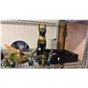 Image 4 : SHELF OF ASSORTED GLASSWARE AND COLLECTABLES