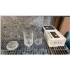 Image 4 : SHELF OF ASSORTED GLASS AND CRYSTAL WARE