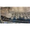 Image 2 : SHELF OF ASSORTED GLASS AND CRYSTAL WARE\
