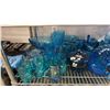 Image 3 : SHELF OF ASSORTED BLUE GLASSWARE