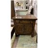 Image 5 : BROYHILL ATTIC HEIRLOOMS 5-PC BEDROOM SUITE INCLUDING; KING SIZE BED, 7-DRAWER 1-DOOR DRESSER,