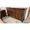 Image 6 : BROYHILL ATTIC HEIRLOOMS 5-PC BEDROOM SUITE INCLUDING; KING SIZE BED, 7-DRAWER 1-DOOR DRESSER,