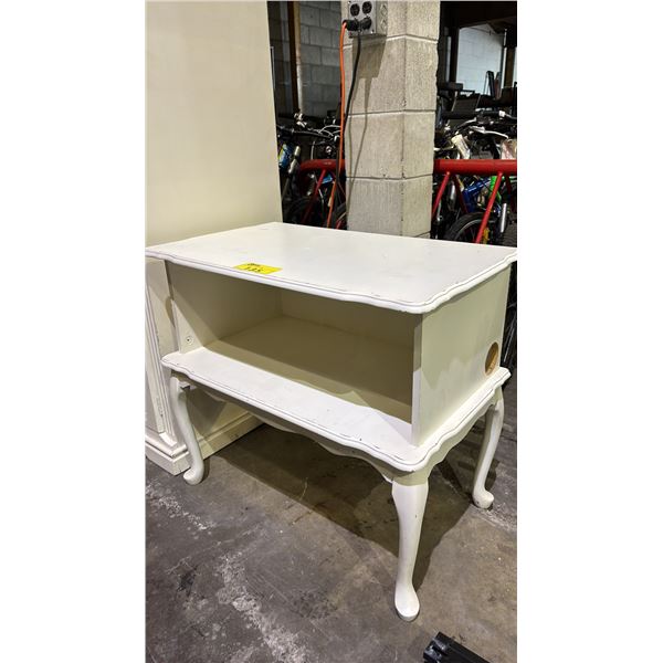 WHITE VINTAGE STYLE ACCENT TABLE