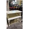 Image 3 : WHITE VINTAGE STYLE ACCENT TABLE