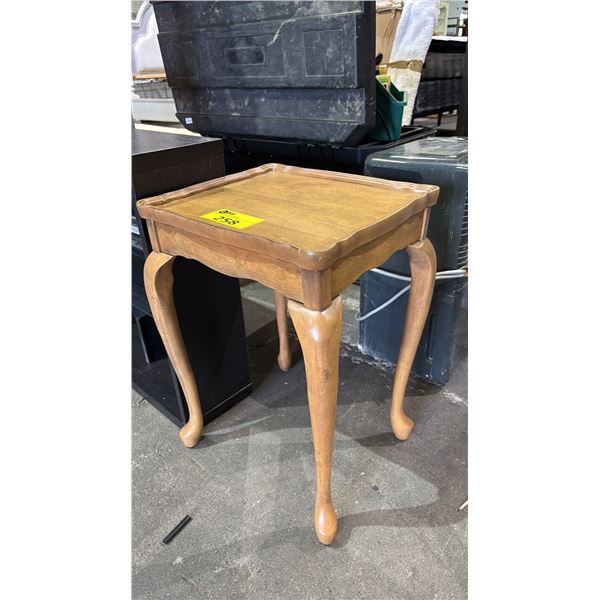 VINTAGE WOOD END TABLE WITH CURVED CABRIOLE LEGS