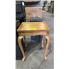 Image 2 : VINTAGE WOOD END TABLE WITH CURVED CABRIOLE LEGS