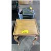 Image 3 : VINTAGE WOOD END TABLE WITH CURVED CABRIOLE LEGS