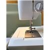 Image 2 : Singer Sewing Machine