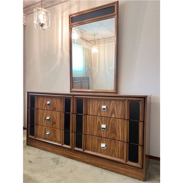 Victoriaville Dresser & Mirror
