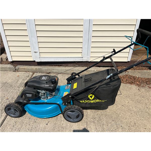 Yardworks Self-Propelled Lawnmower