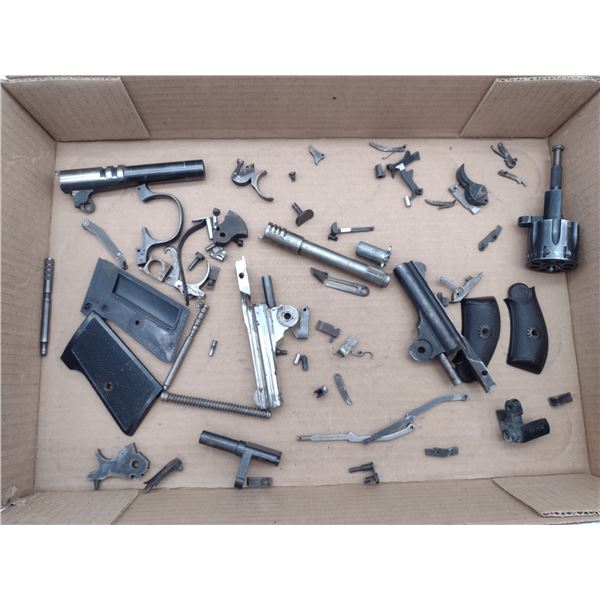 Large assortment of gun parts (C2)