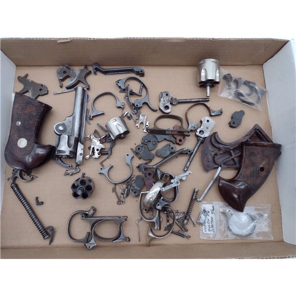 Large assortment of gun parts (C2)
