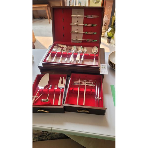 Holmes & Edward 'Deep Silver' Silver Plated Cutlery in Chest A