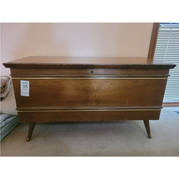 Hoderich Linen Chest C