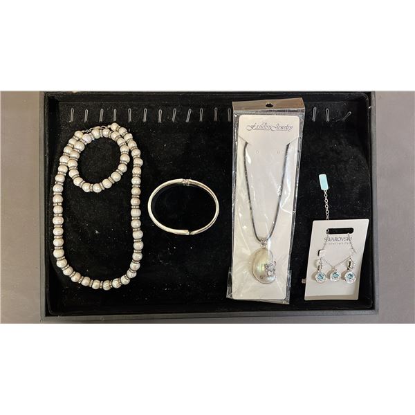 TRAY OF PEARL NECKLACE & BRACELET, BAROQUE PEARL PENDANT, RHINESTONE BRACELET & SWAROVSKI PENDANT &