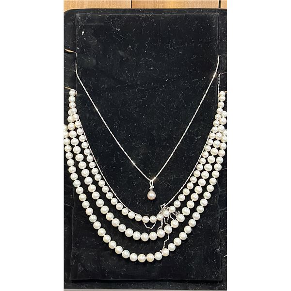 ASSORTED PEARL NECKLACES ON DISPLAY BOARD *DISPLAY INCLUDED*