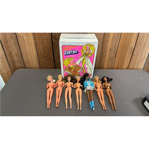 ASSORTED VINTAGE BARBIES IN VINTAGE 1980 FASHION DREAM BARBIE FASHION DOLL TRUNK