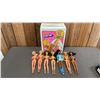 Image 1 : ASSORTED VINTAGE BARBIES IN VINTAGE 1980 FASHION DREAM BARBIE FASHION DOLL TRUNK