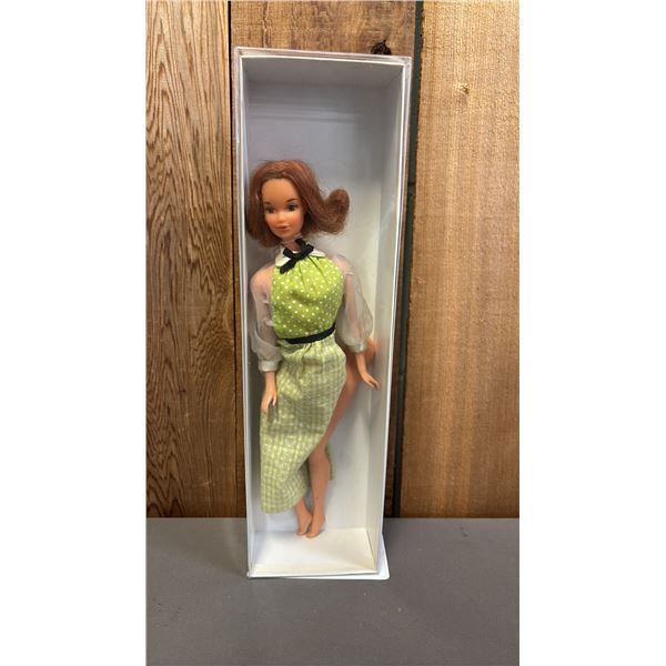 VINTAGE 1973 QUICK CURL KELLY DOLL *IN BOX/1 LEG NEEDS REPAIR*